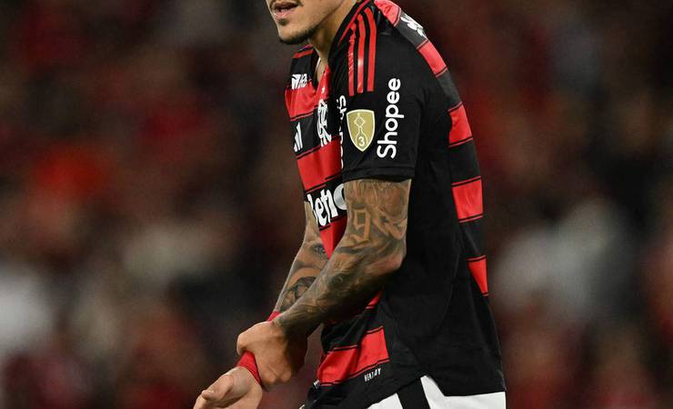 Pedro deixa Maracanã para exame após vitória do Flamengo; Filipe Luís comenta situação
