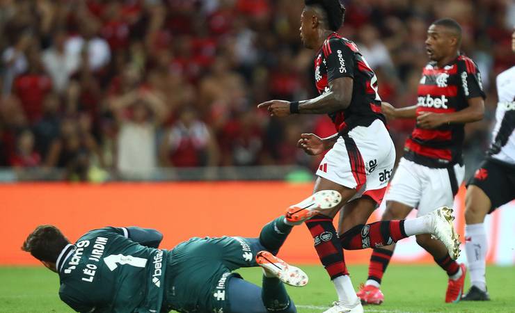 Vasco ensaia reação, mas Flamengo se impõe outra vez, vira e vai à final, a sétima seguida