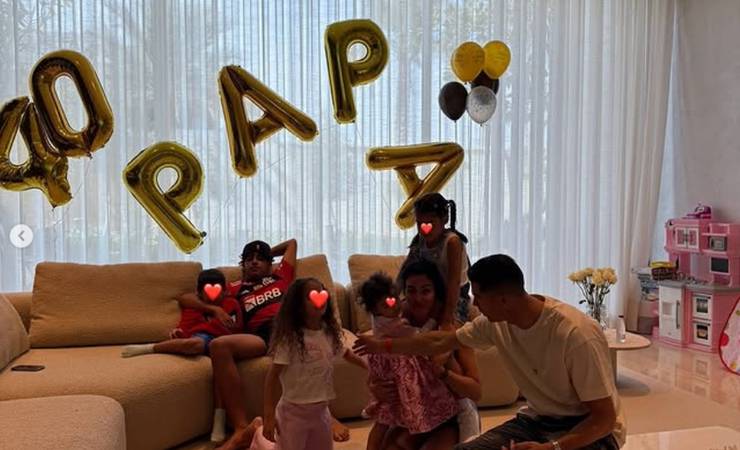 Filho de Cristiano Ronaldo comemora aniversário de 40 anos do pai vestido com a camisa do Flamengo