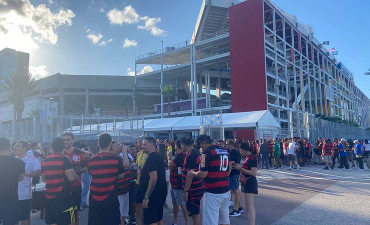 Torcida do Flamengo enfrenta sol, pregação e corrida por água e estacionamento em Orlando