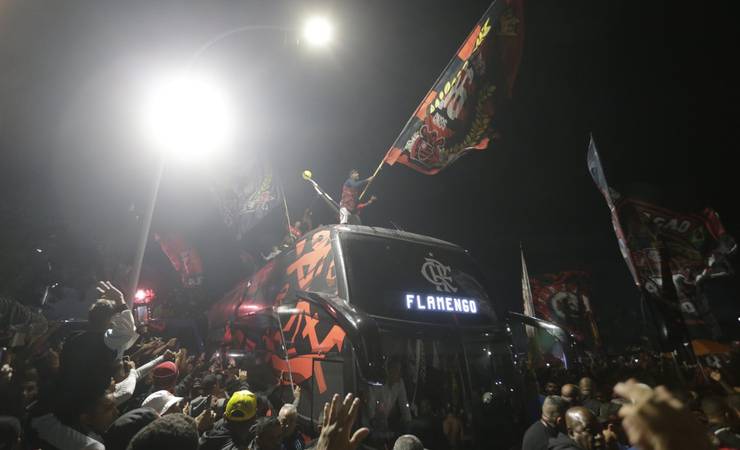 Com direito a 'AeroFla', Flamengo chega ao Galeão para embarcar para Copa do Mundo de Clubes
