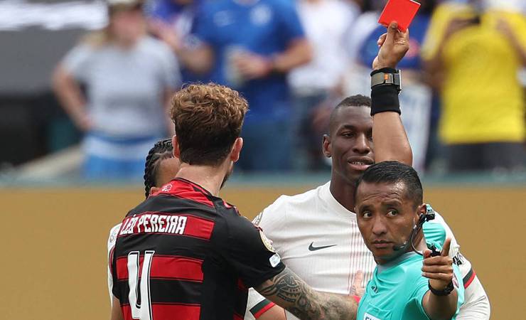 Expulso em derrota para o Flamengo, Nicolas Jackson, do Chelsea, se desculpa após 2º vermelho em pouco mais de um mês