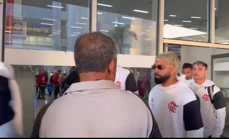 Flamengo desembarca no Rio após derrota para o Palestino com protestos da torcida