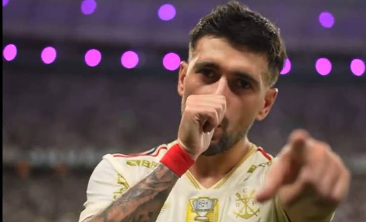 Papai artilheiro: Arrascaeta comemora gol pelo Flamengo, contra o Ceará, com homenagem ao primeiro filho