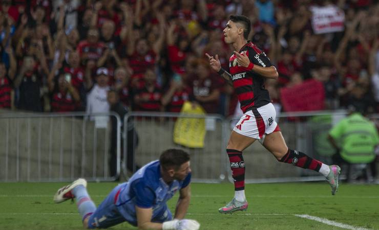 Em atuação perfeita, Flamengo massacra Fortaleza e reassume a liderança do Brasileirão; leia análise