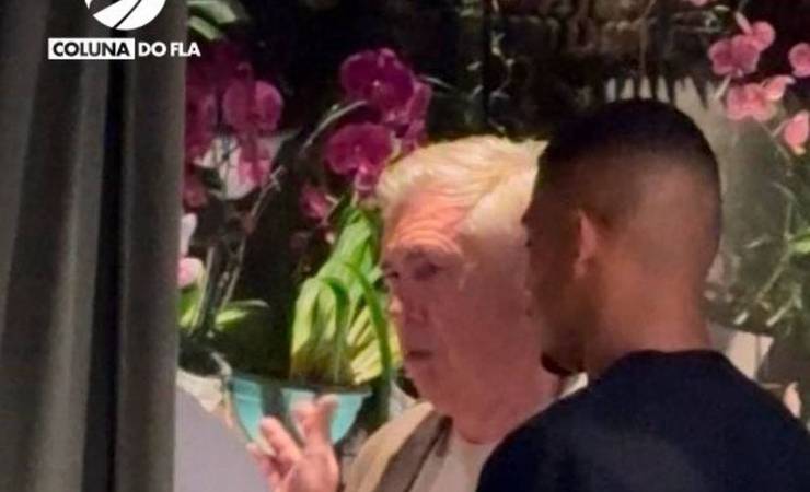 Carlo Ancelotti encontra Samuel Lino, do Flamengo, em restaurante no Rio de Janeiro