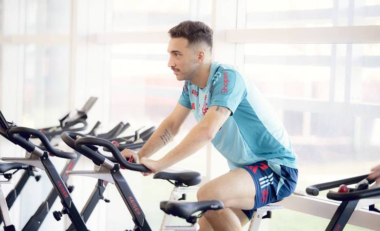 Léo Ortiz avança na recuperação e pode reforçar Flamengo em jogos decisivos