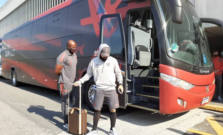 Flamengo embarca para o duelo com Olimpia; dirigentes explicam sobre Arrascaeta e reforços