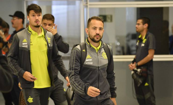 Flamengo confirma desfalques de Everton Ribeiro e Vitinho e chama jovem de última hora ao Equador
