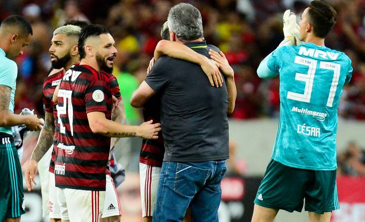 Abraçado pelos jogadores, Abel vê vitória com alma do Flamengo e se emociona:"Grupo precisa de mim"