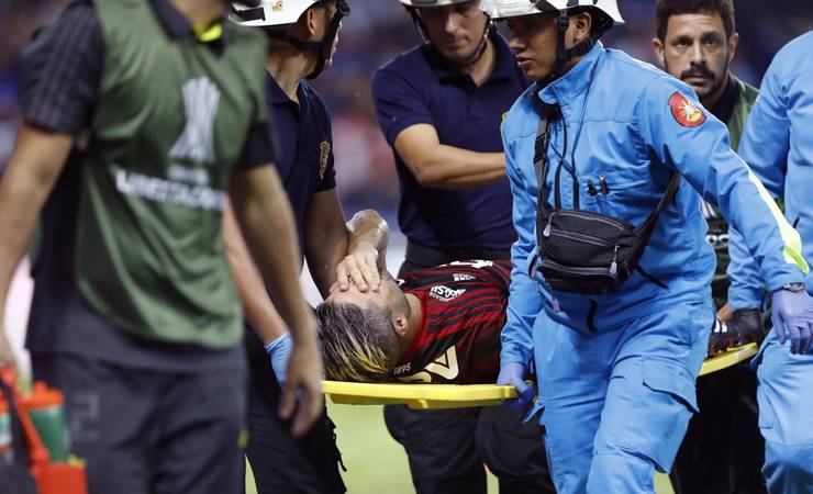 Diego tem fratura no tornozelo detectada após partida e será operado na volta ao Rio de Janeiro
