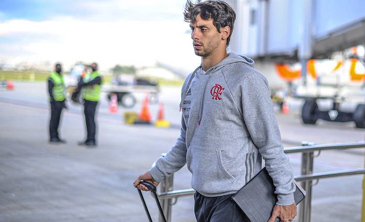 Tendinite no joelho esquerdo tira Rodrigo Caio do Flamengo contra o Tolima