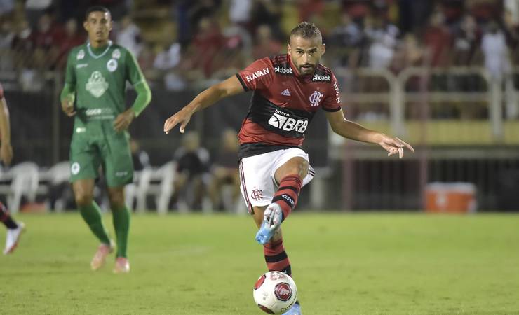 Thiago Maia, do Flamengo, sofre corte profundo na perna e faz procedimento no hospital