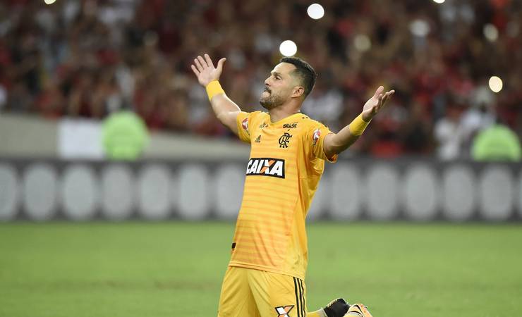Eleito maior goleiro da história do Flamengo, Júlio César agradece carinho: "Vínculo muito forte"; ouça o podcast