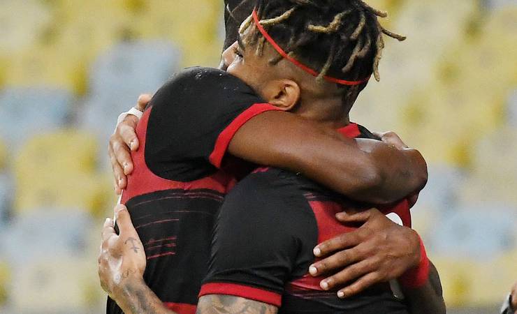 "Novo normal" dá as caras em Bangu x Flamengo, muda hábitos do Maracanã, mas não resiste aos abraços