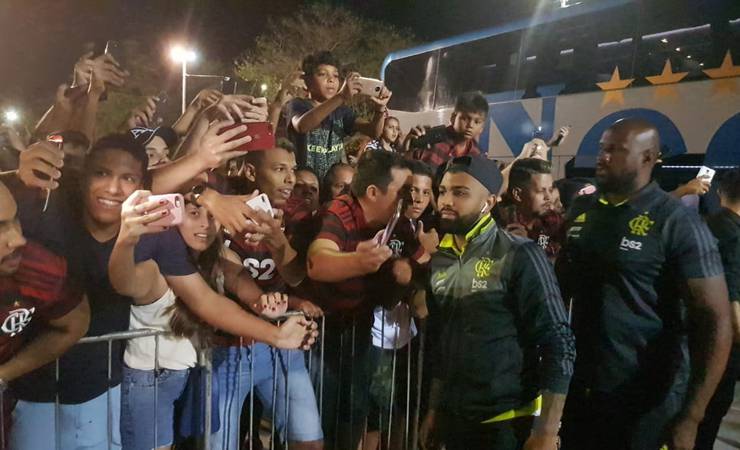 Com gritos de "mister" e estrelas festejadas, Flamengo é recebido por multidão em Fortaleza