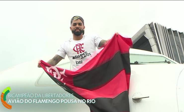 Vai começar a festa! Flamengo pousa com a taça da Libertadores, e Gabigol estende bandeira na cabine