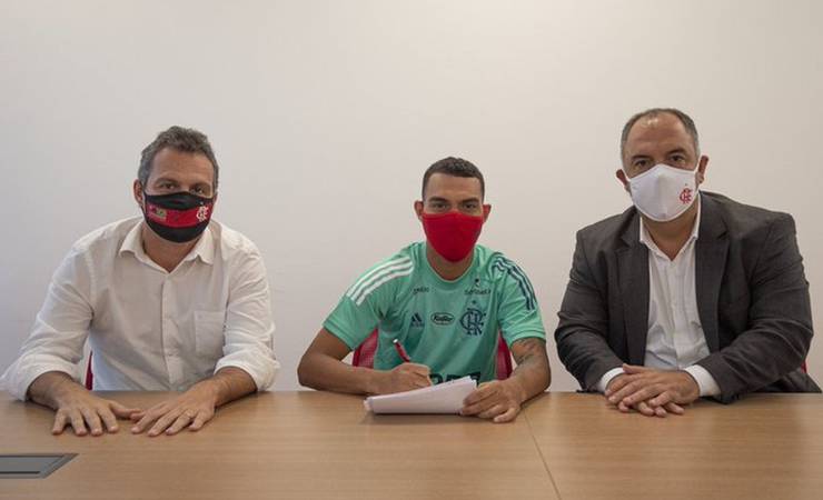 Flamengo oficializa renovação com Matheuzinho até 2025, com multa R$ 471 milhões para o exterior