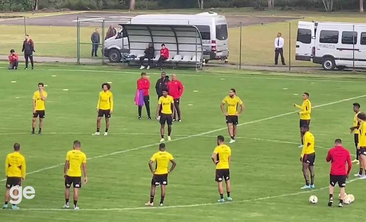 Após papo rápido com Braz, time do Flamengo participa de bobinho descontraído