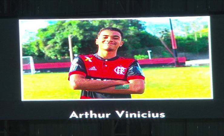 Antes de a bola rolar, Flamengo faz homenagem aos meninos vítimas do incêndio no Ninho