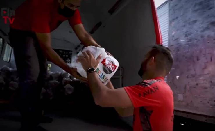 Em 10 dias, Flamengo já enviou 20 toneladas para Petrópolis; atletas e comissão doam 300 cestas básicas