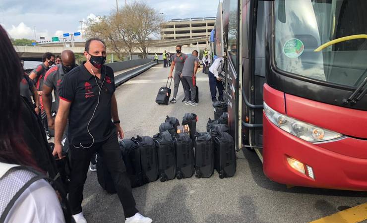 Sem Gerson e Rodrigo Caio, Flamengo embarca para Quito e valoriza bom momento de Vitinho e Michael
