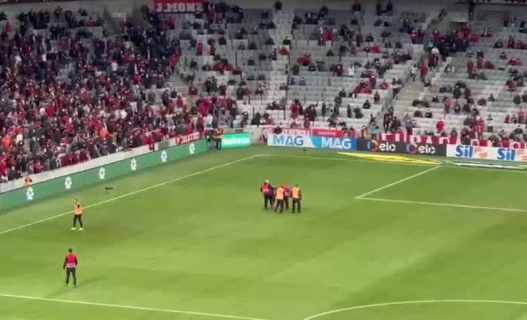 Athletico x Flamengo: árbitro relata invasão de torcedor e confusão na arquibancada na Arena da Baixada