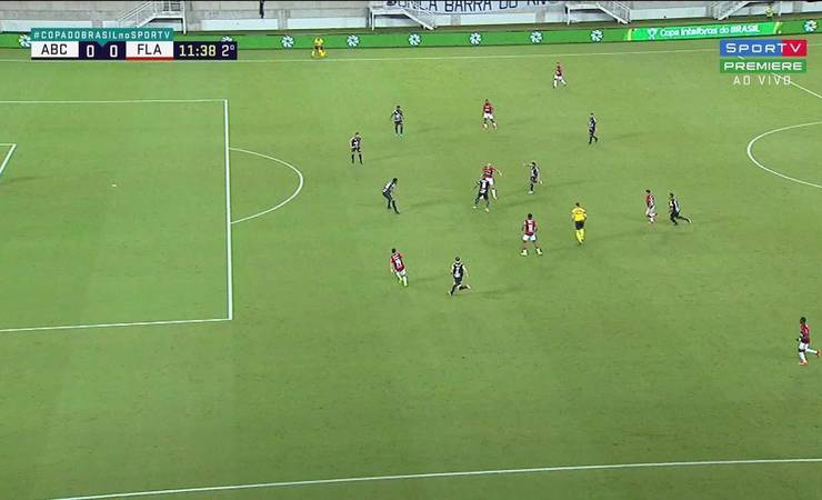 Central do Apito vê pênalti não marcado para Flamengo, e linha do VAR não funciona em gol anulado