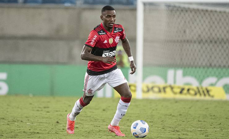 Flamengo abre conversas com o Atlético-GO para emprestar lateral-esquerdo Ramon