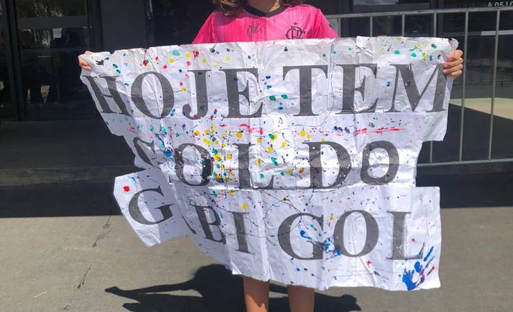 Torcedora que teve cartaz usado por Gabigol vai ao hotel do Fla em Brasília e ganha presente