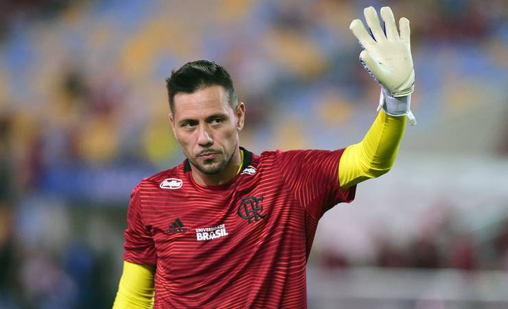 Flamengo x Chapecoense: Diego Alves volta ao gol rubro-negro e Rodrigo Caio é mantido na defesa