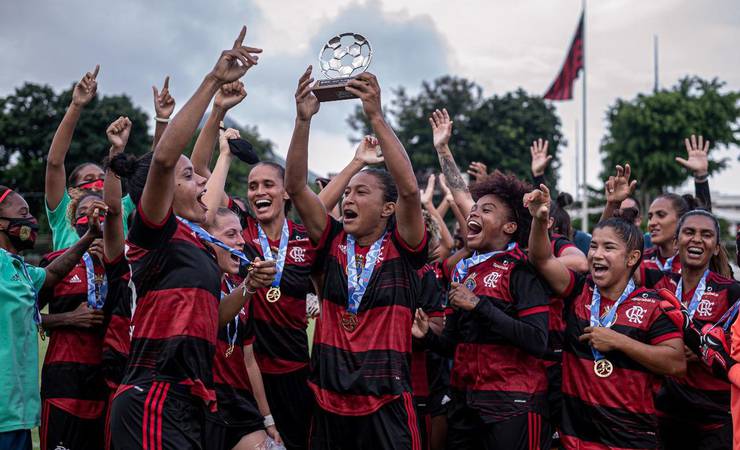 Avassalador, time feminino do Flamengo goleia a Portuguesa e leva a Taça Guanabara