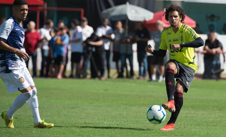 Jesus cita ausência de segundo volante, excesso de laterais e aponta desequilíbrio no elenco do Flamengo