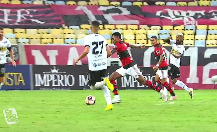Denir, massagista do Flamengo, levanta o troféu da Taça Guanabara