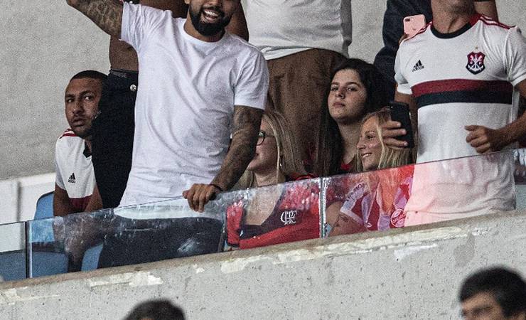 Um na multidão: de máscara na arquibancada ou cartaz no campo, Gabigol se declara ao Flamengo