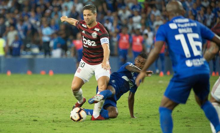 Recuperado, Diego volta a ficar à disposição de Jesus no Flamengo menos de três meses após cirurgia