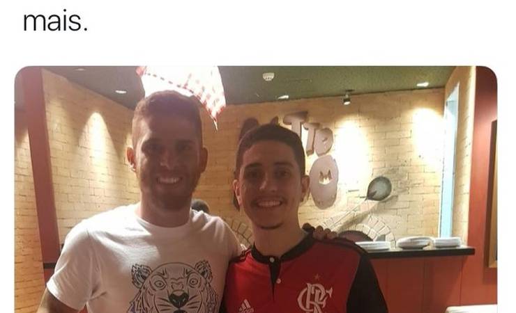 Fã da tatuagem de Cuéllar ignora impasse no Flamengo, ri de meme e se nega a tirar: "Levar para vida"