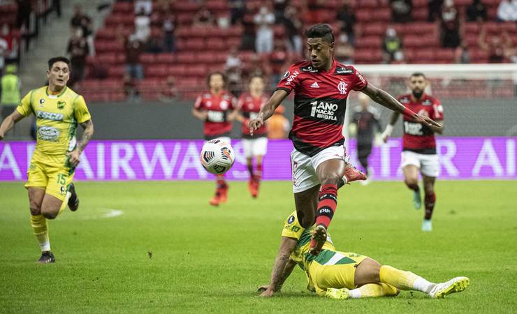 Bruno Henrique impressiona na volta ao Flamengo e enaltece a torcida: "Estávamos com saudade"