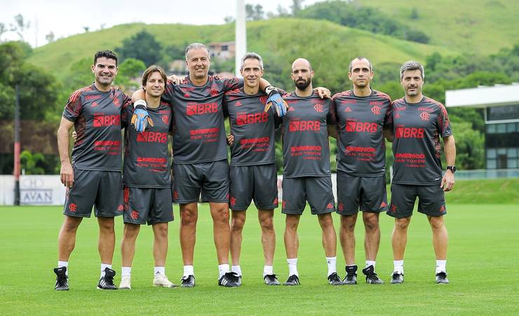 Tecnologia fora do CT: Paulo Sousa leva telão aos jogos do Flamengo, e comissão usa câmera tática para ajustes