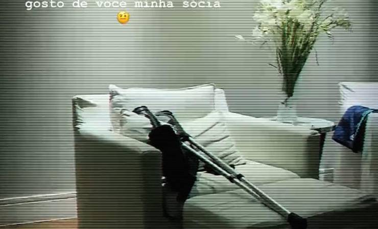 Com lesão no tornozelo, Gabigol, do Flamengo, posta foto de muleta: "Minha sócia"