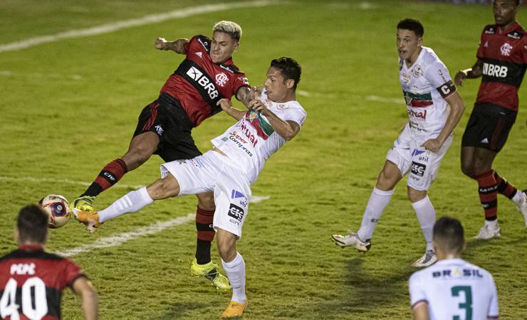 Após dois gols, Pedro diz estar pronto para Flamengo x Vélez; Gabigol exalta companheiro nas redes