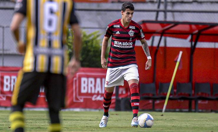 Zagueiro destaque da base do Flamengo fica sem contrato e vai para o time de Ronaldo Fenômeno