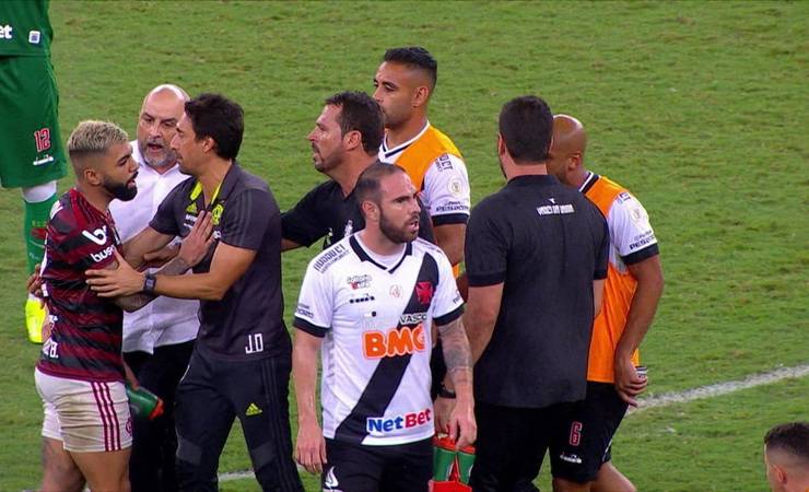 Gerente do Vasco dá joelhada em Gabigol após clássico com Flamengo; veja o vídeo