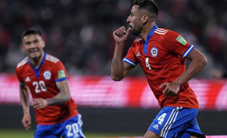 Chile informa que Isla, do Flamengo, ficará em quarentena após contato com caso positivo de Covid