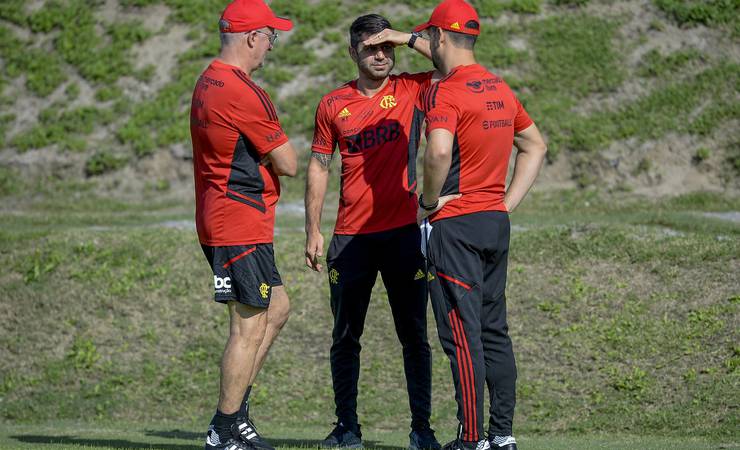 Flamengo refaz os exames dos atletas que ficaram no Rio, mas todos mantêm positivo para Covid