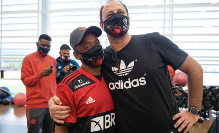 Após agonia por mais de dois anos preso na Rússia, motorista Róbson Nascimento visita o Flamengo