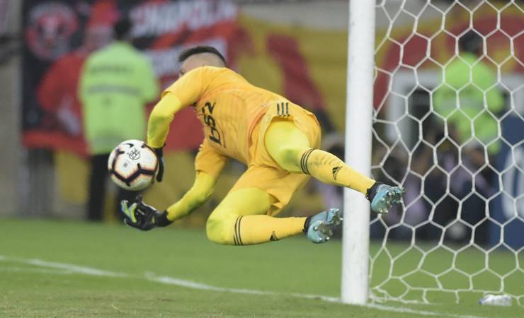 Diego Alves diz que não precisava ser tão sofrido e supera vaias pelo Flamengo: "Hoje é dia de glória"