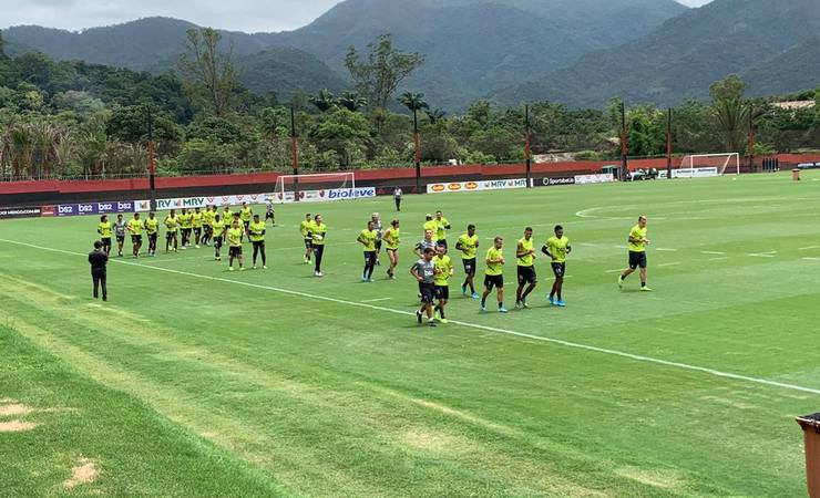 Flamengo projeta refletores para treinos noturnos, campo sintético e gramados padrão Fifa no CT