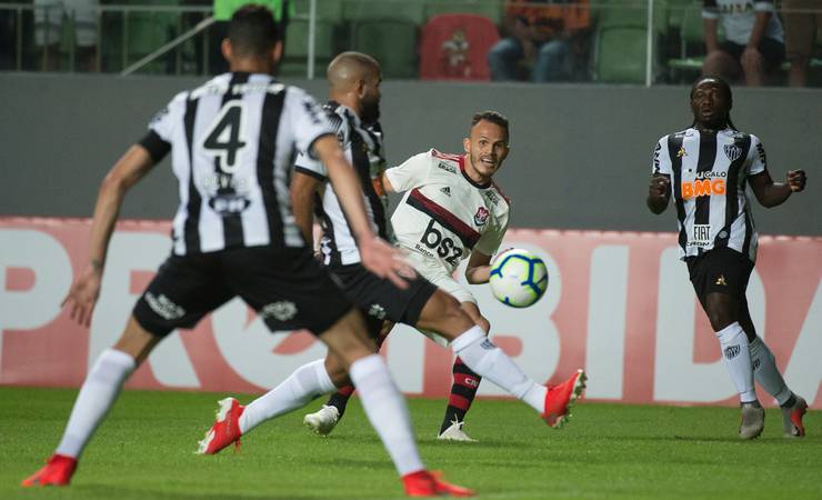 Análise: zaga falha duas vezes, e abafa desorganizado do Flamengo se mostra ineficaz contra o Galo