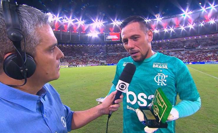 Eleito Craque do Jogo de Flamengo x Athletico-PR, Diego Alves dedica troféu: "Para o Abel e o time todo"